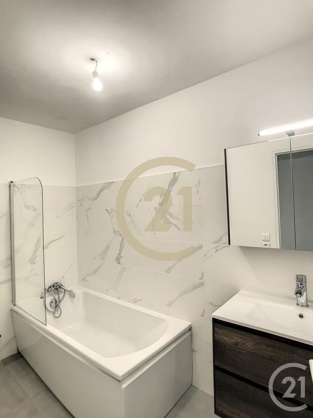 Appartement F3 à louer - 3 pièces - 86.92 m2 - REMOULINS - 30 - LANGUEDOC-ROUSSILLON - Century 21 Beven Immobilier