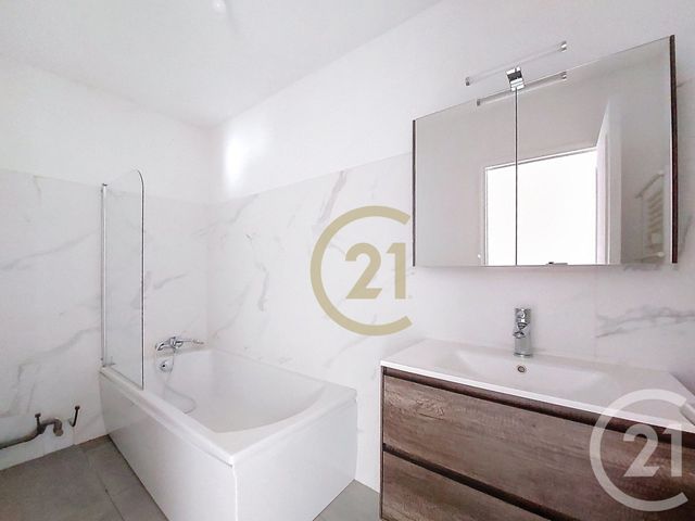 Appartement F3 à louer - 3 pièces - 86.92 m2 - REMOULINS - 30 - LANGUEDOC-ROUSSILLON - Century 21 Beven Immobilier