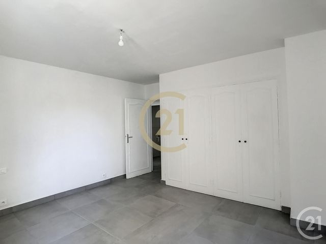 Appartement F3 à louer - 3 pièces - 86.92 m2 - REMOULINS - 30 - LANGUEDOC-ROUSSILLON - Century 21 Beven Immobilier