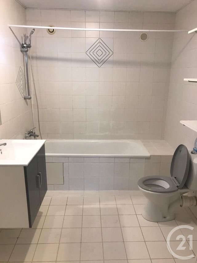 Appartement F3 à louer - 3 pièces - 63.39 m2 - REMOULINS - 30 - LANGUEDOC-ROUSSILLON - Century 21 Beven Immobilier