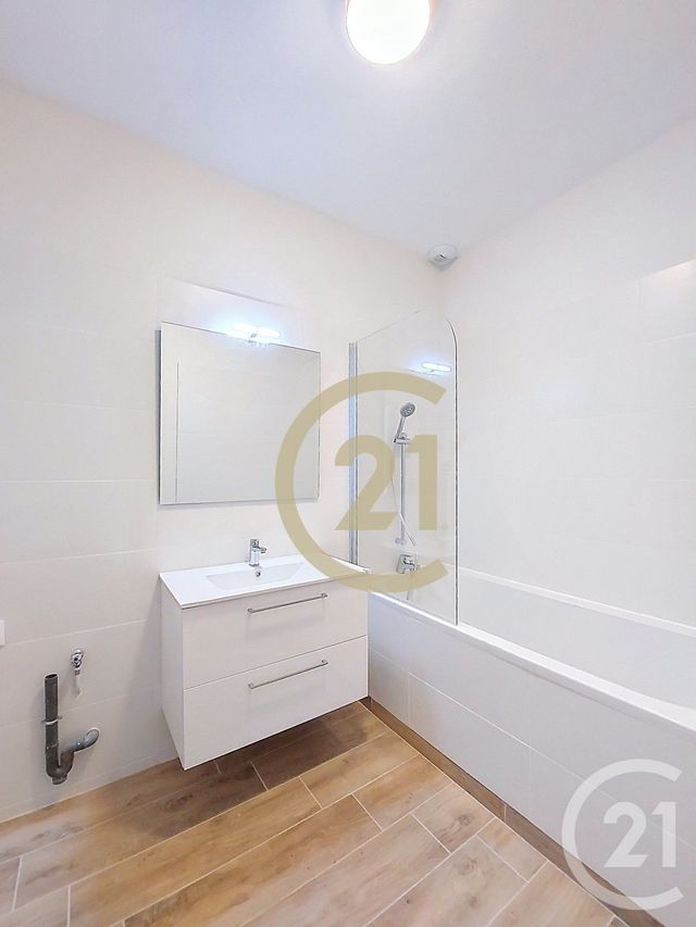Appartement F4 à louer - 4 pièces - 99.26 m2 - REMOULINS - 30 - LANGUEDOC-ROUSSILLON - Century 21 Beven Immobilier