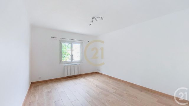 Appartement F3 à louer - 3 pièces - 63.1 m2 - REMOULINS - 30 - LANGUEDOC-ROUSSILLON - Century 21 Beven Immobilier
