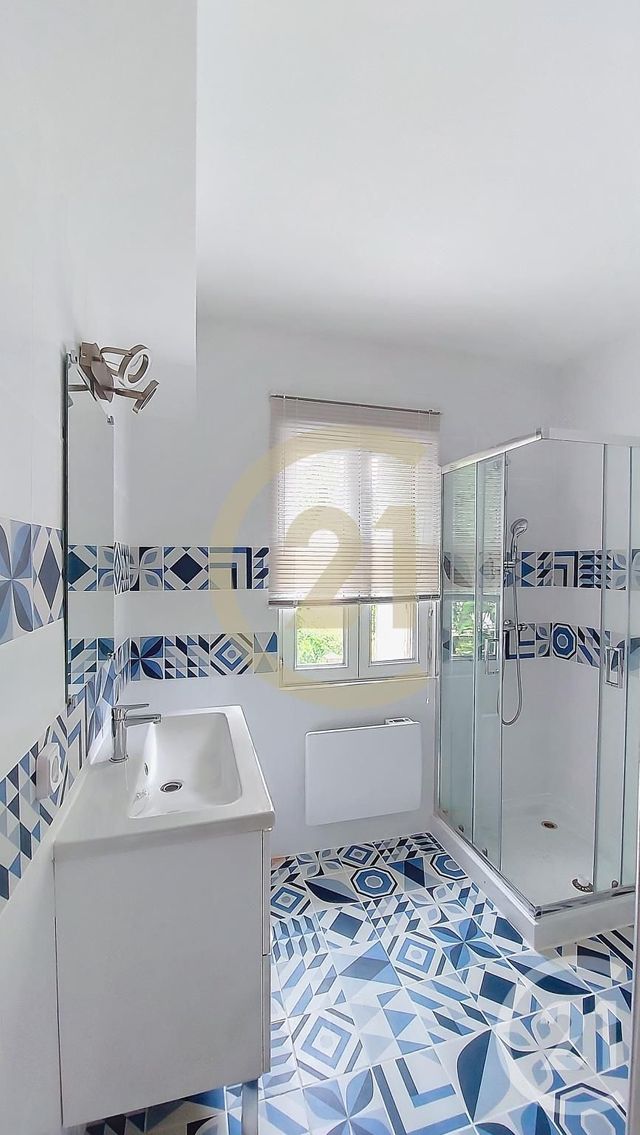 Appartement F3 à louer - 3 pièces - 63.1 m2 - REMOULINS - 30 - LANGUEDOC-ROUSSILLON - Century 21 Beven Immobilier