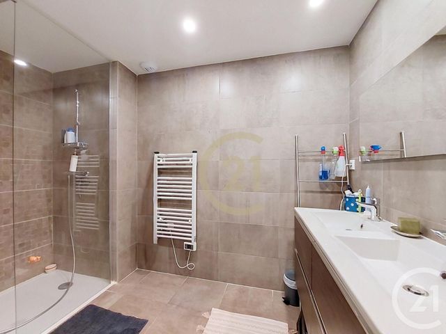 Appartement F3 à louer - 3 pièces - 87.49 m2 - UZES - 30 - LANGUEDOC-ROUSSILLON - Century 21 Beven Immobilier